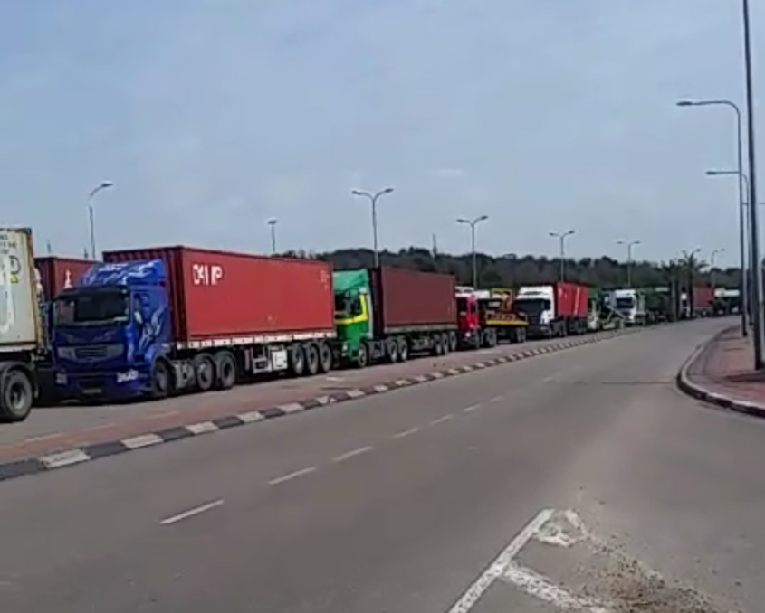 טור ארוך של משאיות בכביש הכניסה לנמל אשדוד. צילום: חדשות mivzaklive