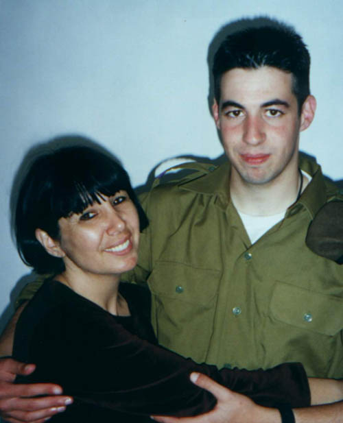 הבן, צחי איטח, שנפל בלבנון בשנת 2000, עם אמו יפית. תמונה מאלבום משפחתי 