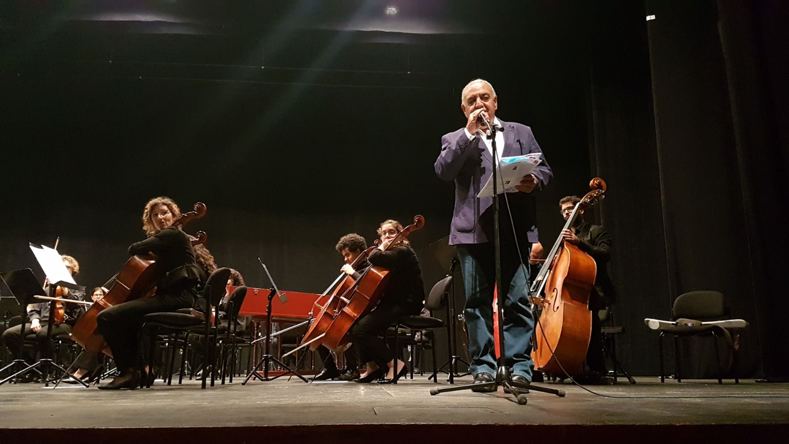 מוטי מלכא מציג את התזמורת הקאמרית תל אביב. קרדיט צילום: חנבו תקשורת