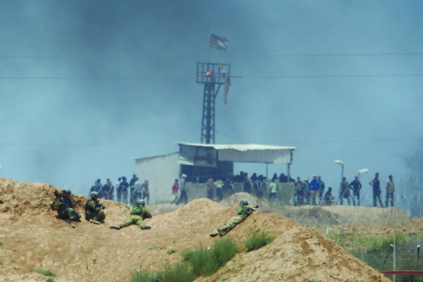 חיילים על סוללת עפר, מולם עמדת חמאס ביום העברת השגרירות לי-ם. צילום: אילן אסייג