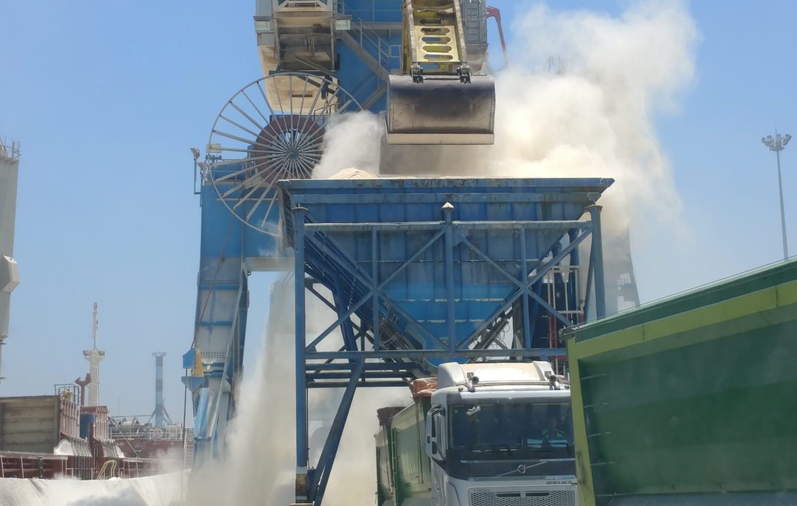 נמל אשדוד: פריקת מטען בתפזורת. צילום: דרור אריאלי, המשרד להגנת הסביבה