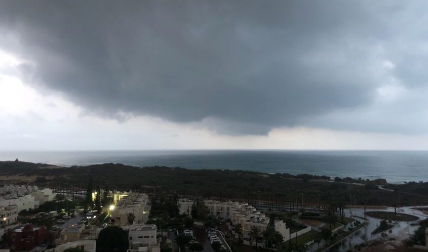 גשם באשדוד באמצע חודש יוני. צילום: שמואל דוד