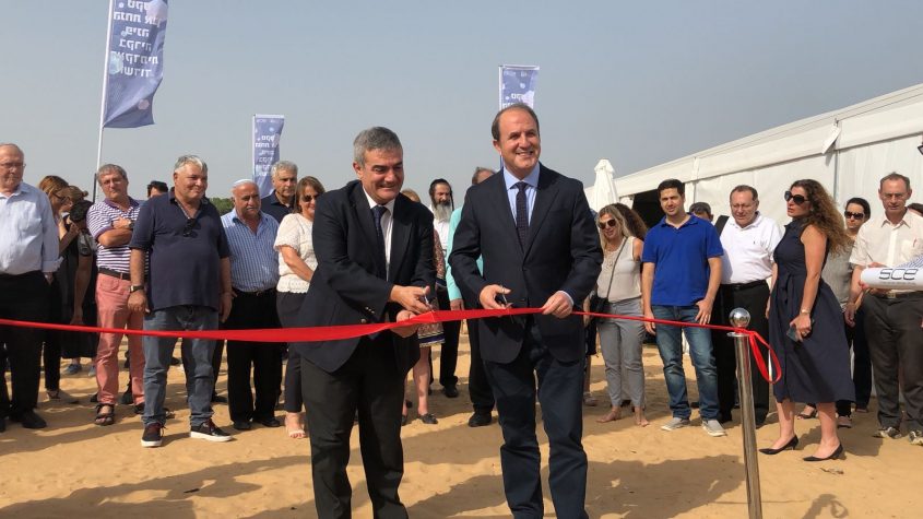 לסרי ופרופ' יהודה חדד גוזרים את הסרט. צילום: שמואל דוד