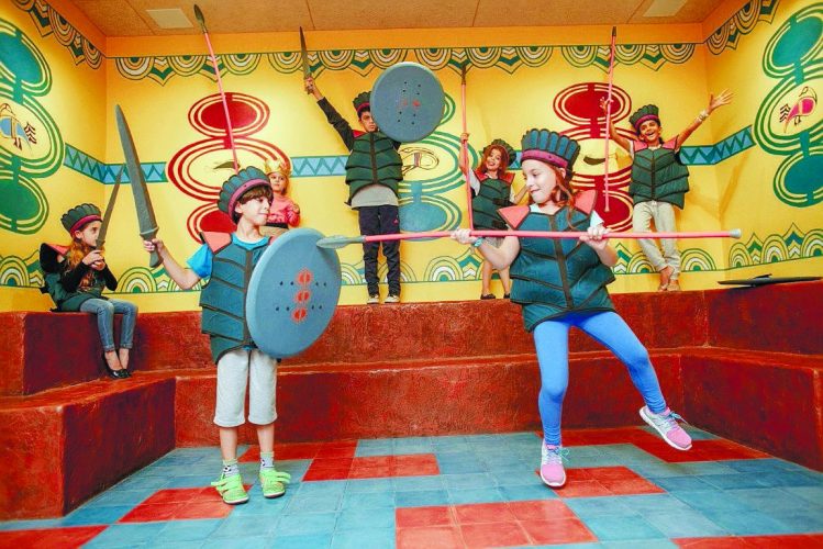 אוספים חוויות במוזאון הפלישתים- ילדים מחופשים לפלשתים. צילום אילן ספרא