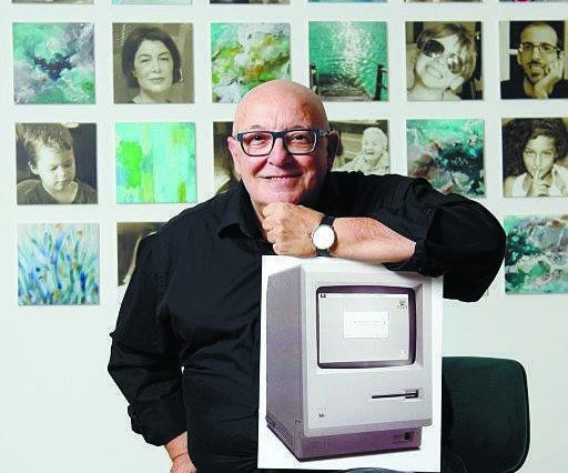 גם הוא בתערוכה: משה דרור עם מחשב מדגם ישן. צילום: ענבל דרור