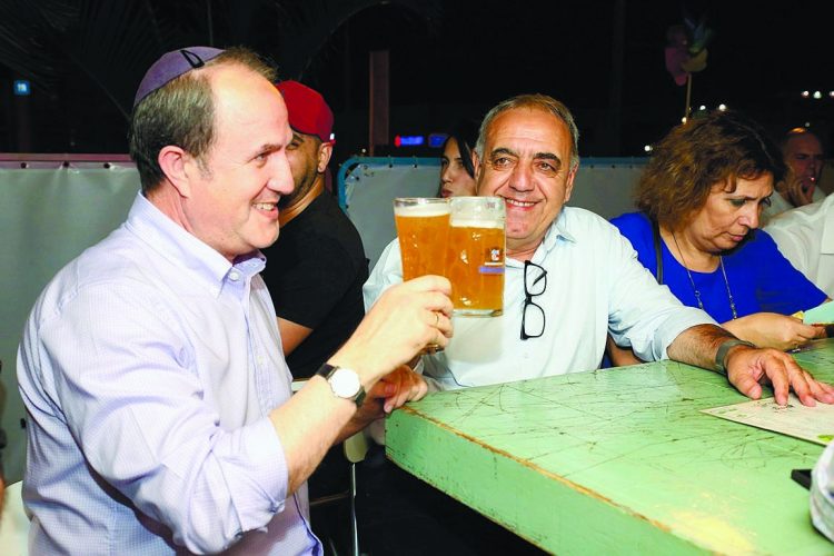 לסרי שותה בירה עם חברו מוטי מלכא בפסטיבל מדיטרנה. צילום: גיל לוי לפוטו דויד אסייג