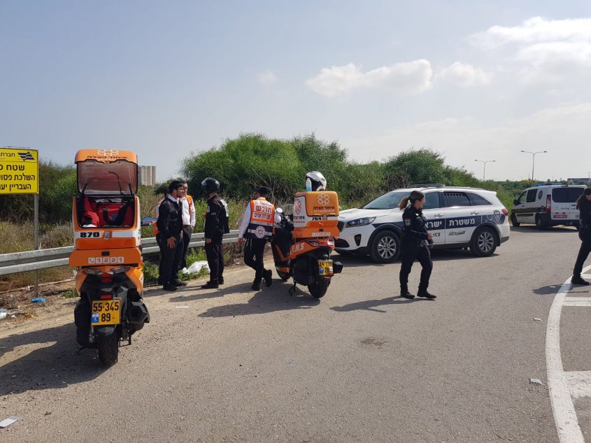 שוטרים וחובשים בזירה. צילום: דוברות המשטרה