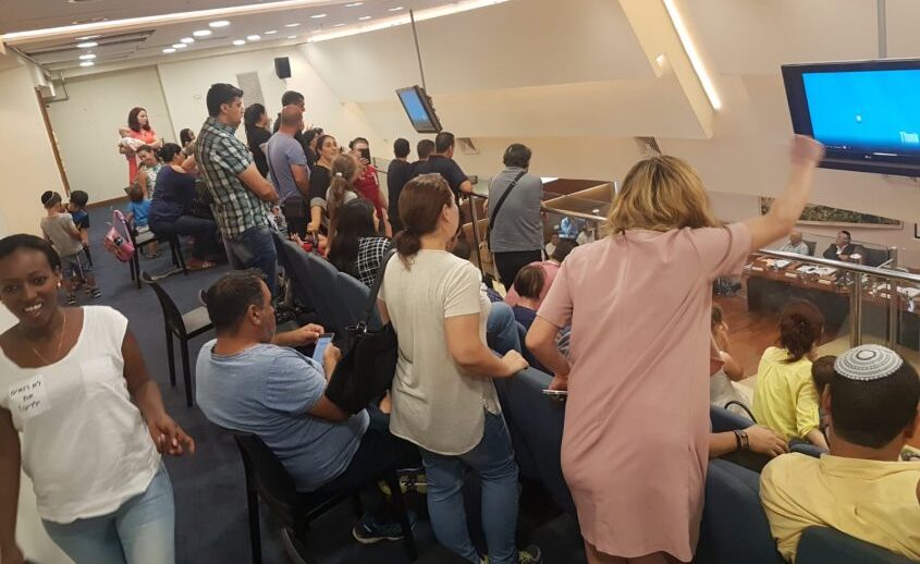הורים מוחים בישיבת המועצה לפני חודשיים. צילום יניב קקון