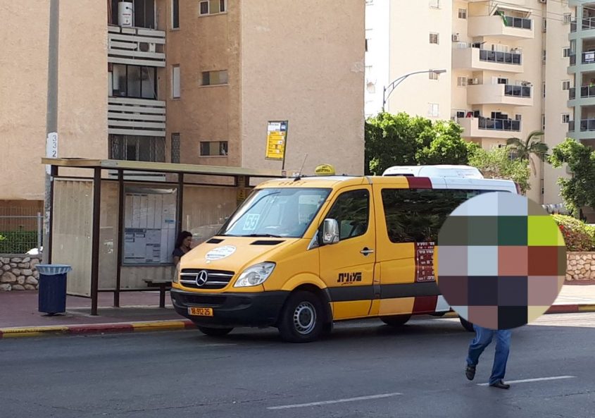 מונית שירות עוצרת בתחנה באזור י"א. צילום: דור גפני