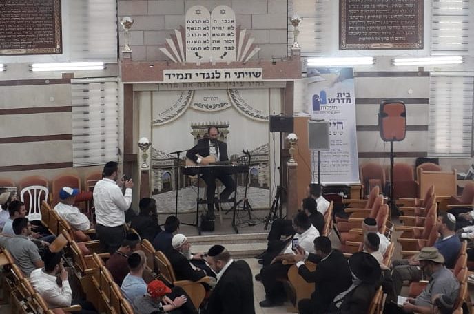 הזמר אהרון רזאל מופיע בכנס ההתחדשות בבית המדרש השיקומי באשדוד. צילום: רבקה יניב