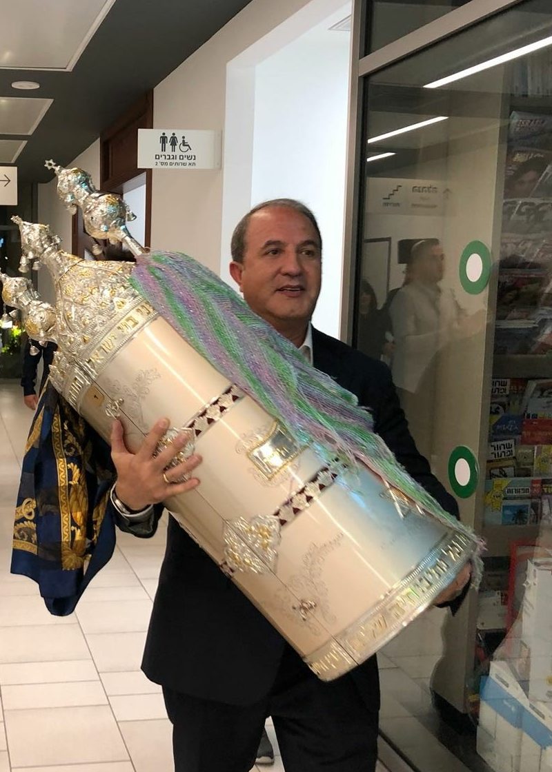 ד"ר יחיאל לסרי בחגיגת שמחת תורה, בית החולים אסותא אשדוד, צילום: שמואל דוד