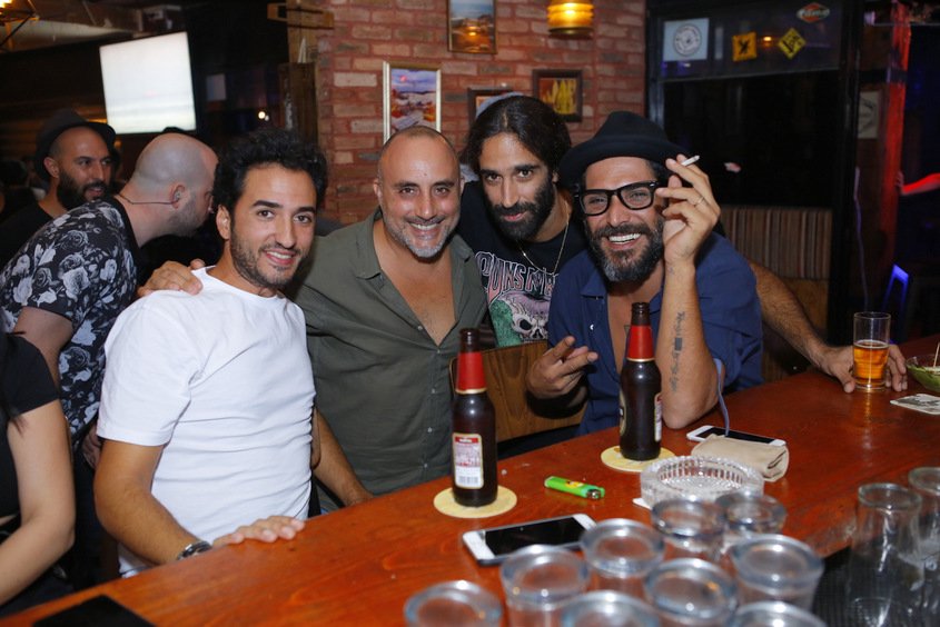 רזיאל רגב עם אסי קריספין וחברי להקת "התבלינים", שחר נהרי ואייל מזיג בפאב "נאפופו" צילום:פבל.