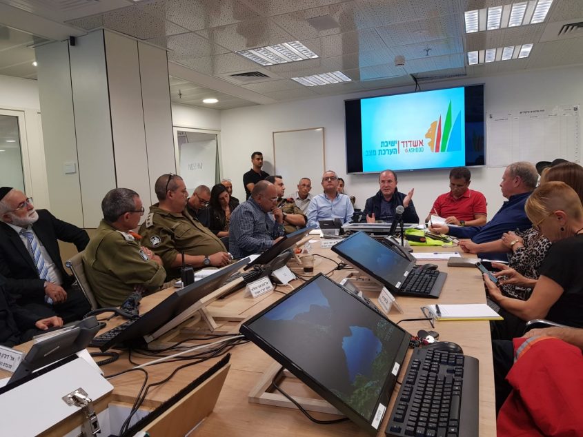 ישיבת הערכת המצב באגף הביטחון העירוני הערב. צילום: אדי בן חמו