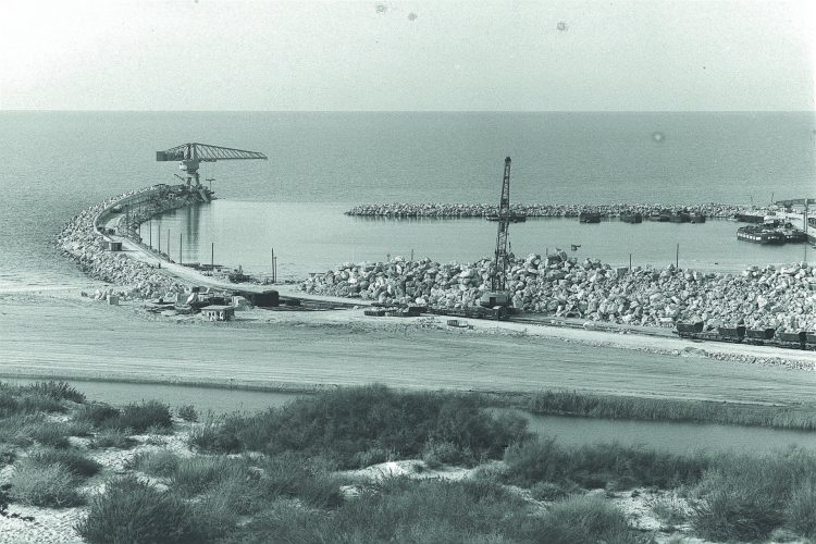 בניית שובר הגלים של נמל אשדוד, למטה נחל לכיש. צילום: COHEN FRITZ, לשכת העיתונות הממשלתית