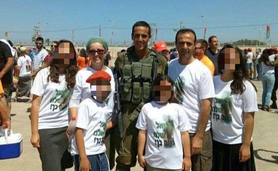 אביאל, הוריו ואחיותיו. התמונה באדיבות המשפחה