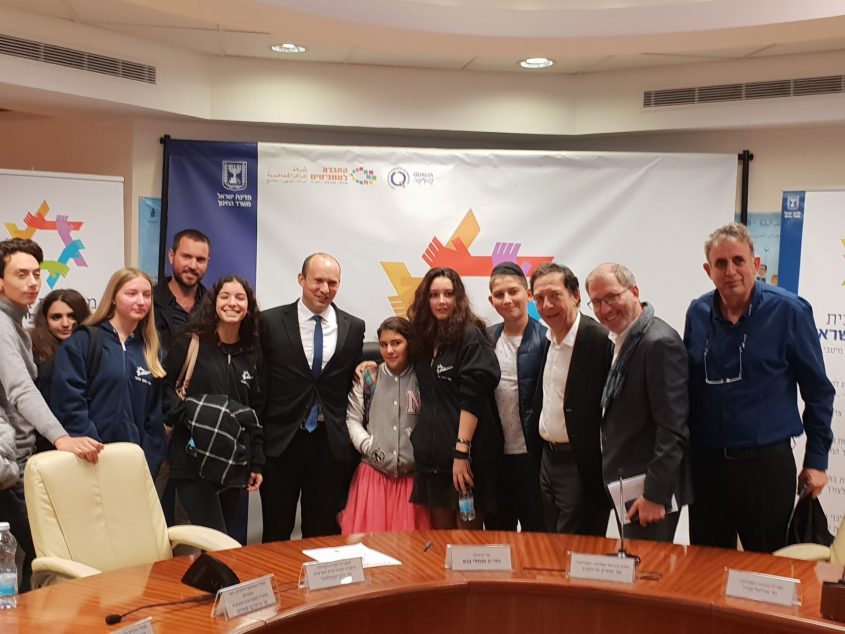 השר בנט עם ילדי עולים. באדיבות החברה למתנ"סים הארצית
