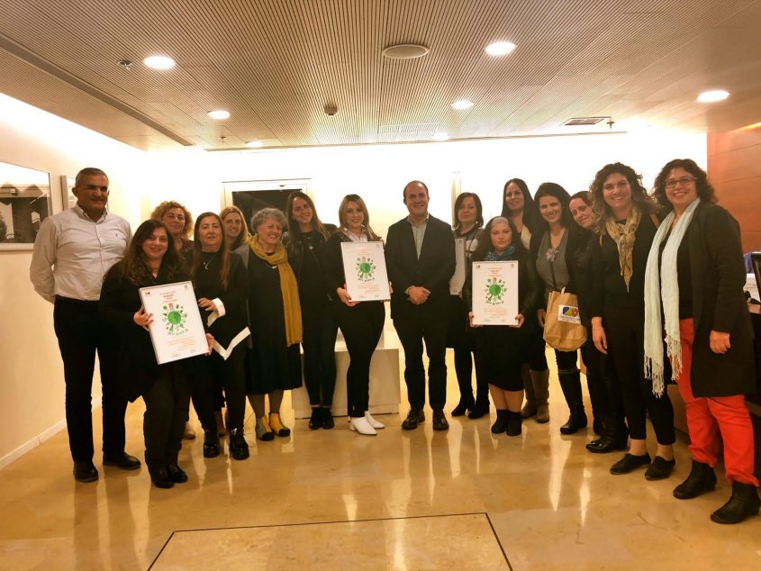 צוות הגננות של הגנים החדשים שהוסמכו, בלשכתו של ראש העיר. באדיבות עיריית אשדוד