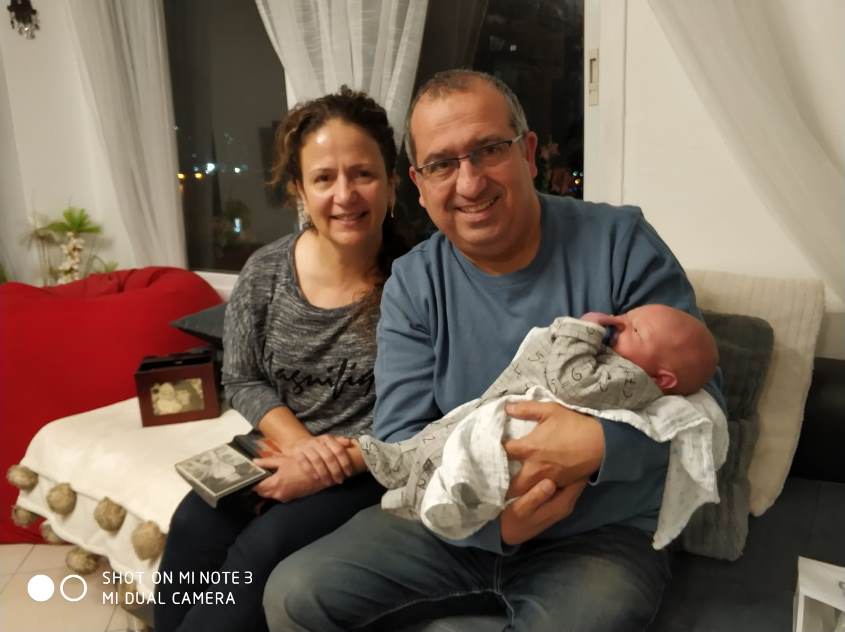 מזל טוב סבתא וסבא, ענתי ושמעון אלקבץ, עם הנכד
