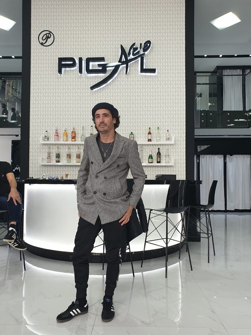 אריק משעלי קונה חליפת ״פיגאל״. צילום: דנה גרשקו