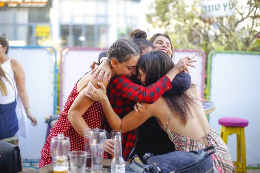 מסיבת שישי צהריים בבר ״שלומפר״. צילום: פבל