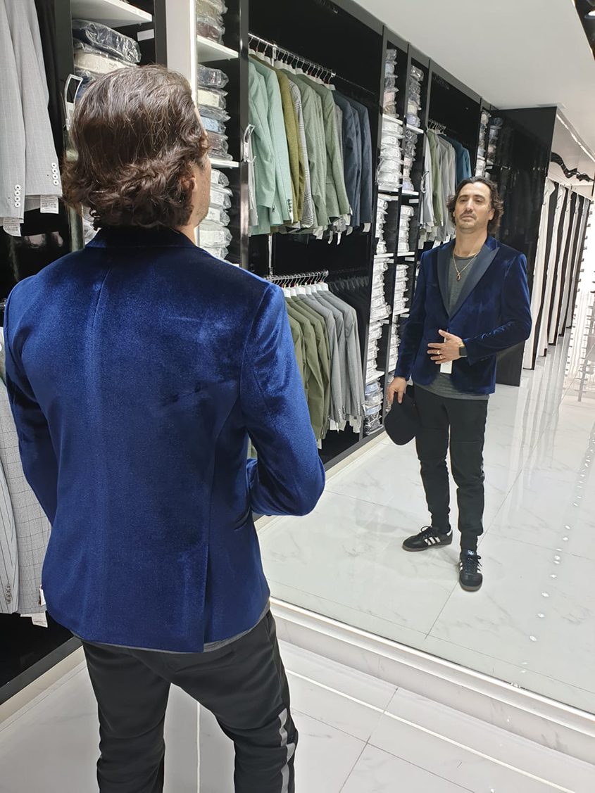 אריק משעלי קונה חליפת ״פיגאל״. צילום: דנה גרשקו