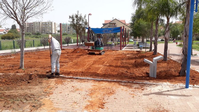 מקימים גינת כלבים ברחוב אנפה בגן יבנה. צילום עומרי וייסמן