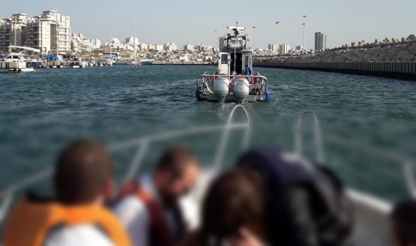 ספינת השיטור הימי גוררת את הספינה שנתקעה היום מול חופי אשדוד