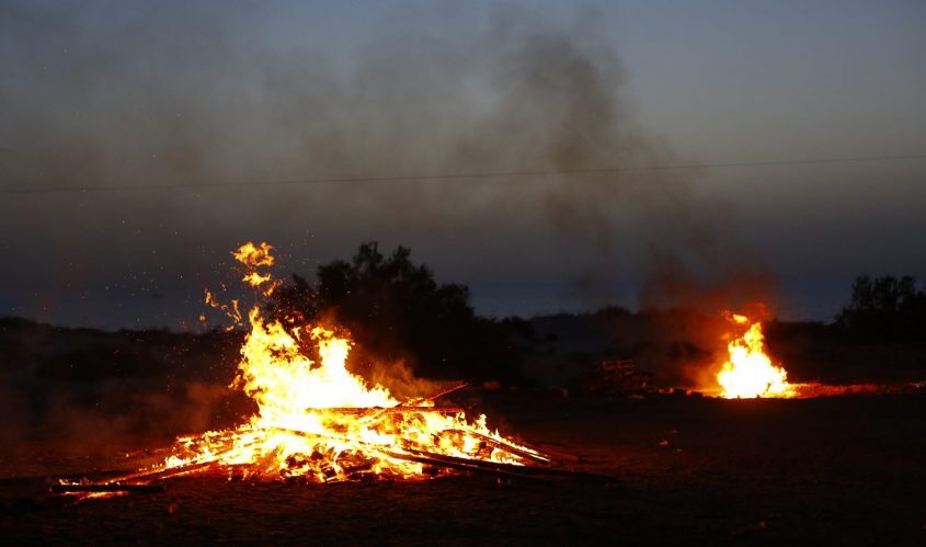 מדורות ל"ג בעומר 2019 ליד חוף הים באשדוד. צילום: פבל
