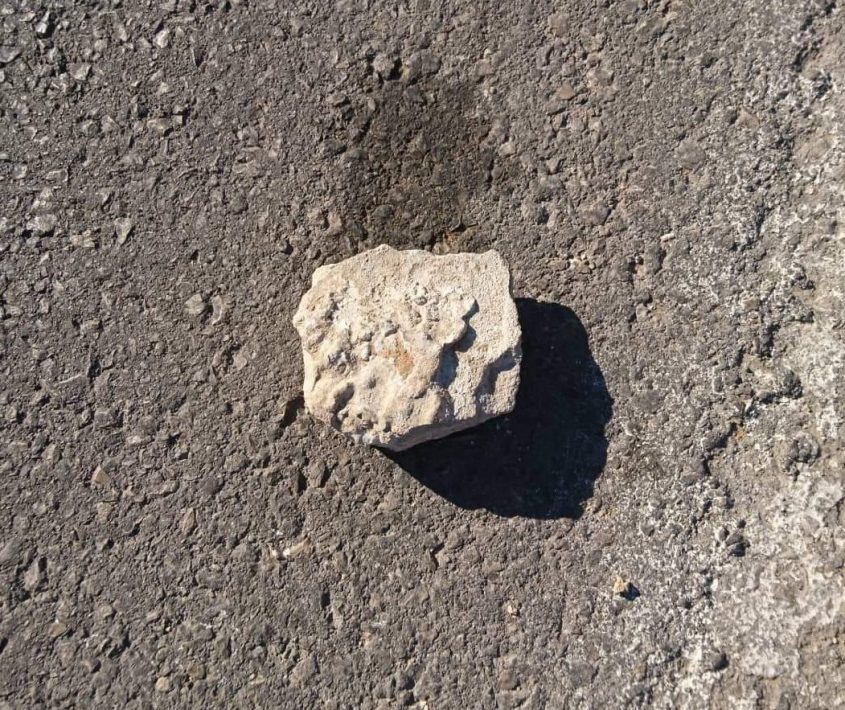 אחת האבנים שנזרקו לעבר כלי רכב בגלל שנסעו בשבת. צילום: טל דרמר