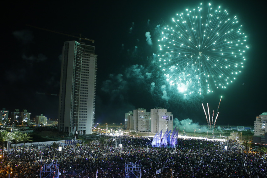זיקוקים ביום העצמאות באשדוד. צילום: פבל