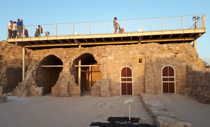 המצודה באשדוד: מטיילים עומדים על עמדת התצפית שמעל הקמרונות