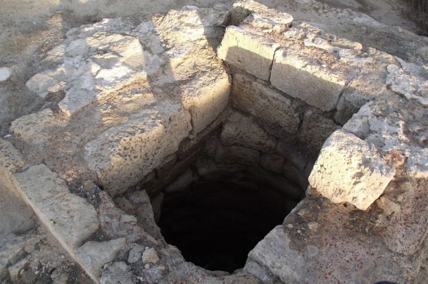 הבאר במצודת אשדוד, לפני שנסתמה. צילום אברהם ים דיין