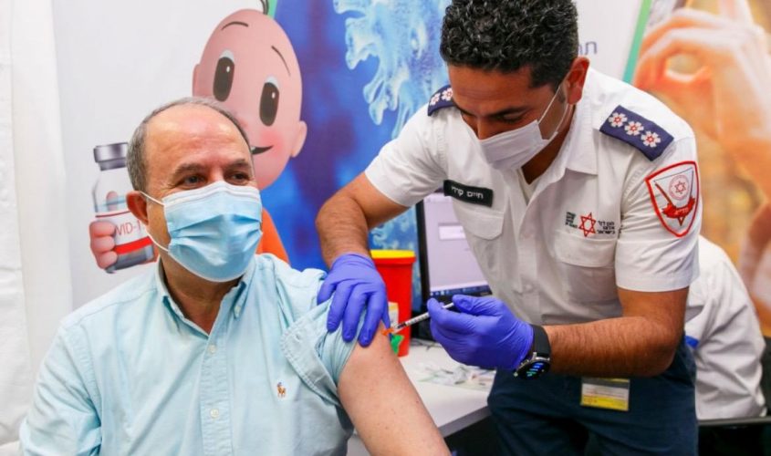חיים קראדי מחסן את ד"ר לסרי. צילום: לירון מולדובן