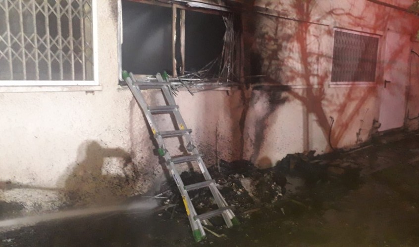 לוחמי האש חדרו מהחלונות. צילום: תיעוד מבצעי כבאות והצלה
