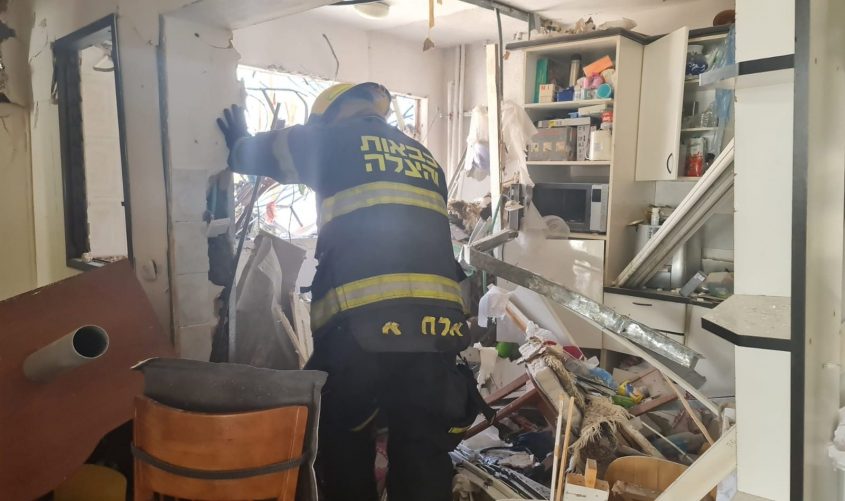 בתוך הבית שנפגע באשדוד. צילום: תיעוד מבצעי כבאות והצלה