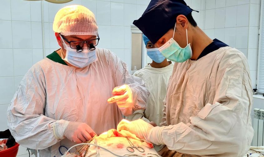 ד"ר קפולר מנתח באוזבקיסטן