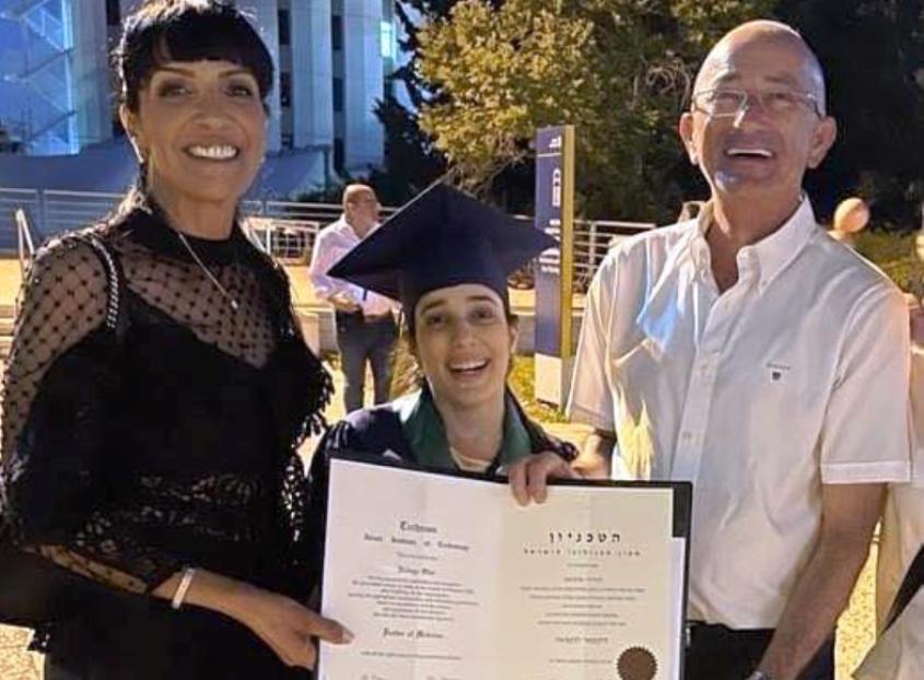 ד"ר הודיה אוליאל והוריה, אמש בטקס
