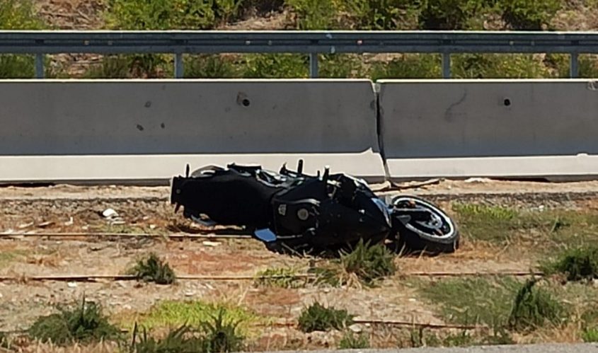 האופנוע ליד זירת התאונה. צילום: דוברות איחוד הצלה