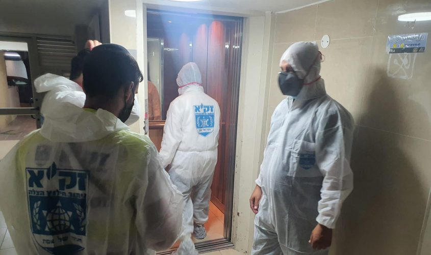 אנשי זק"א בבניין ברחוב ז'בוטינסקי. צילום: דוברות זק"א