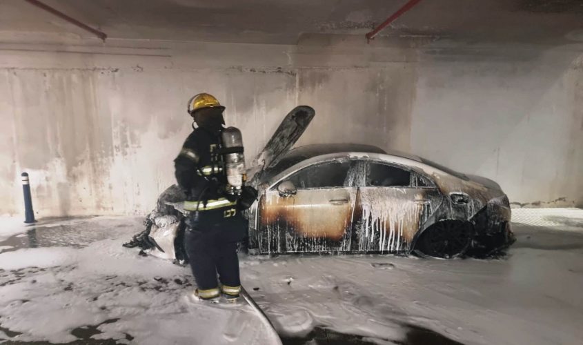 הרכב שנשרף בחניון. צילום: תיעוד מבצעי כבאות והצלה