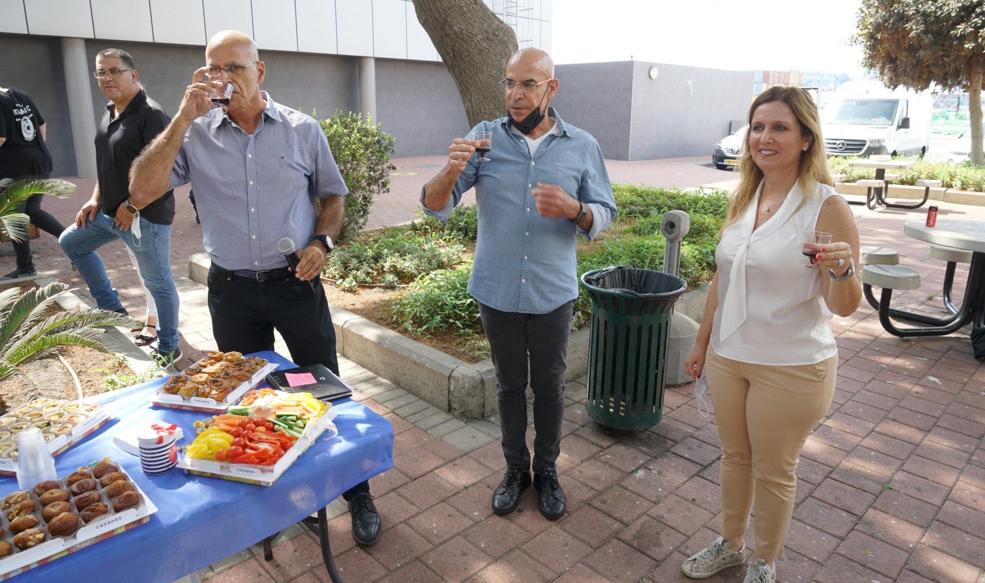 הוזמן-בכור וז'אנה בהרמת כוסית. צילום: פבל