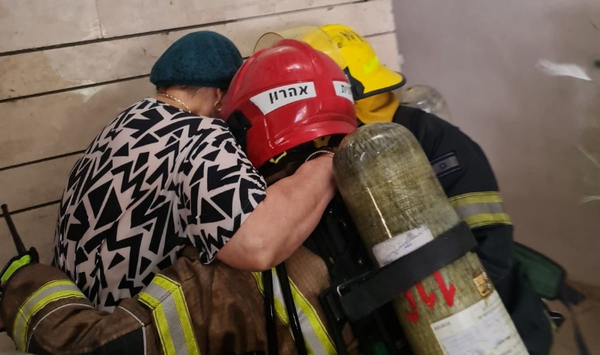 פינוי הדיירים. צילום: תיעוד מבצעי כבאות והצלה