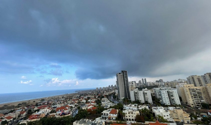 שמיים אפורים באשדוד. צילום: שמואל דוד