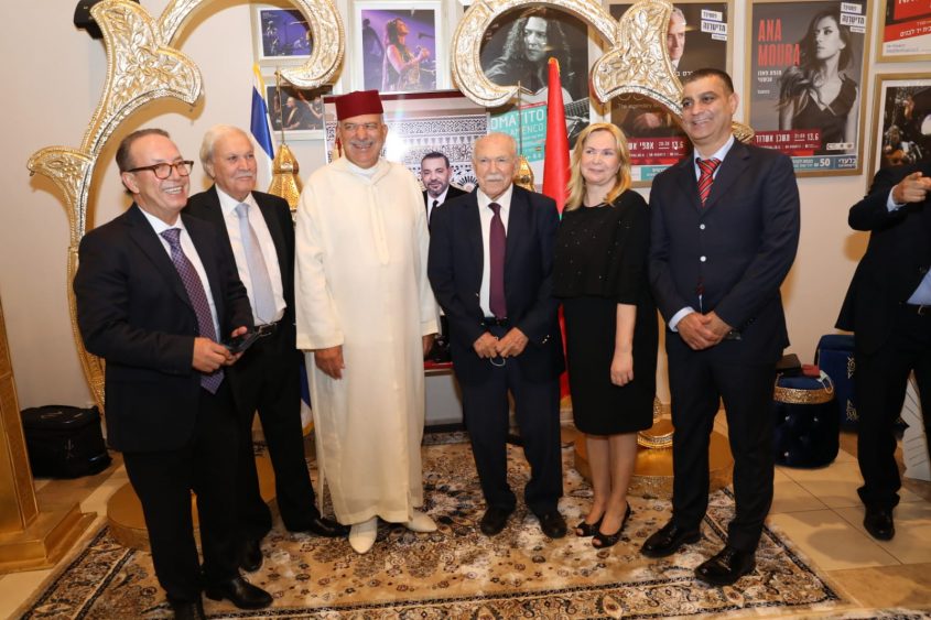 השגריר המרוקאי והמארחים. צילום: רפי דלויה