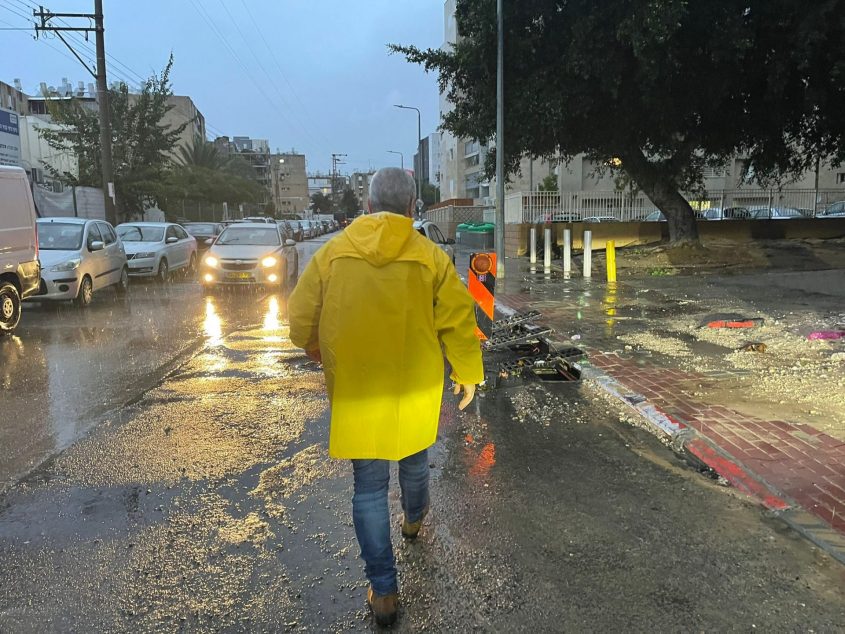 עובדי העירייה בגשמים. צילום: עיריית אשדוד