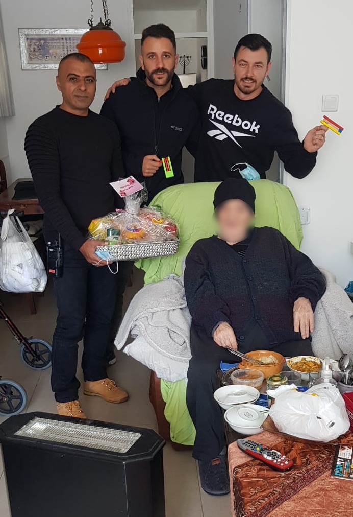 ימ"ר לכיש מחלקים משלוחי מנות. צילום: דוברות המשטרה