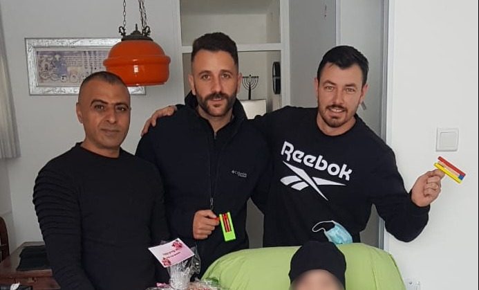 ימ"ר לכיש מחלקים משלוחי מנות. צילום: דוברות המשטרה
