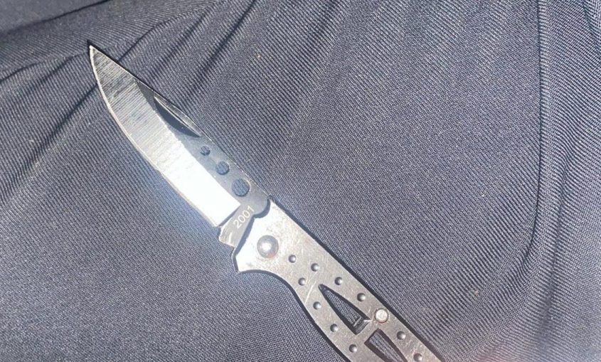 הסכין שנתפסה אצל החשוד. צילום: דוברות המשטרה