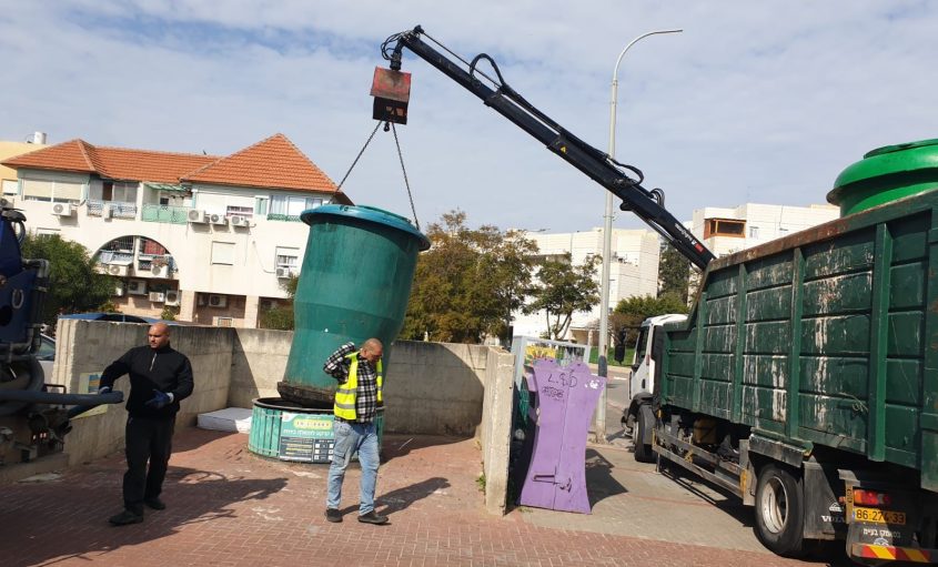 מפנים אשפה באשדוד. צילום: עיריית אשדוד