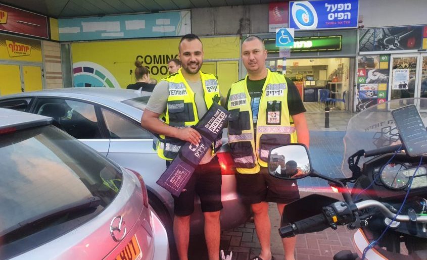 מתנדבי עמותת ידידים שחילצו את התינוקת. צילום: עמותת ידידים